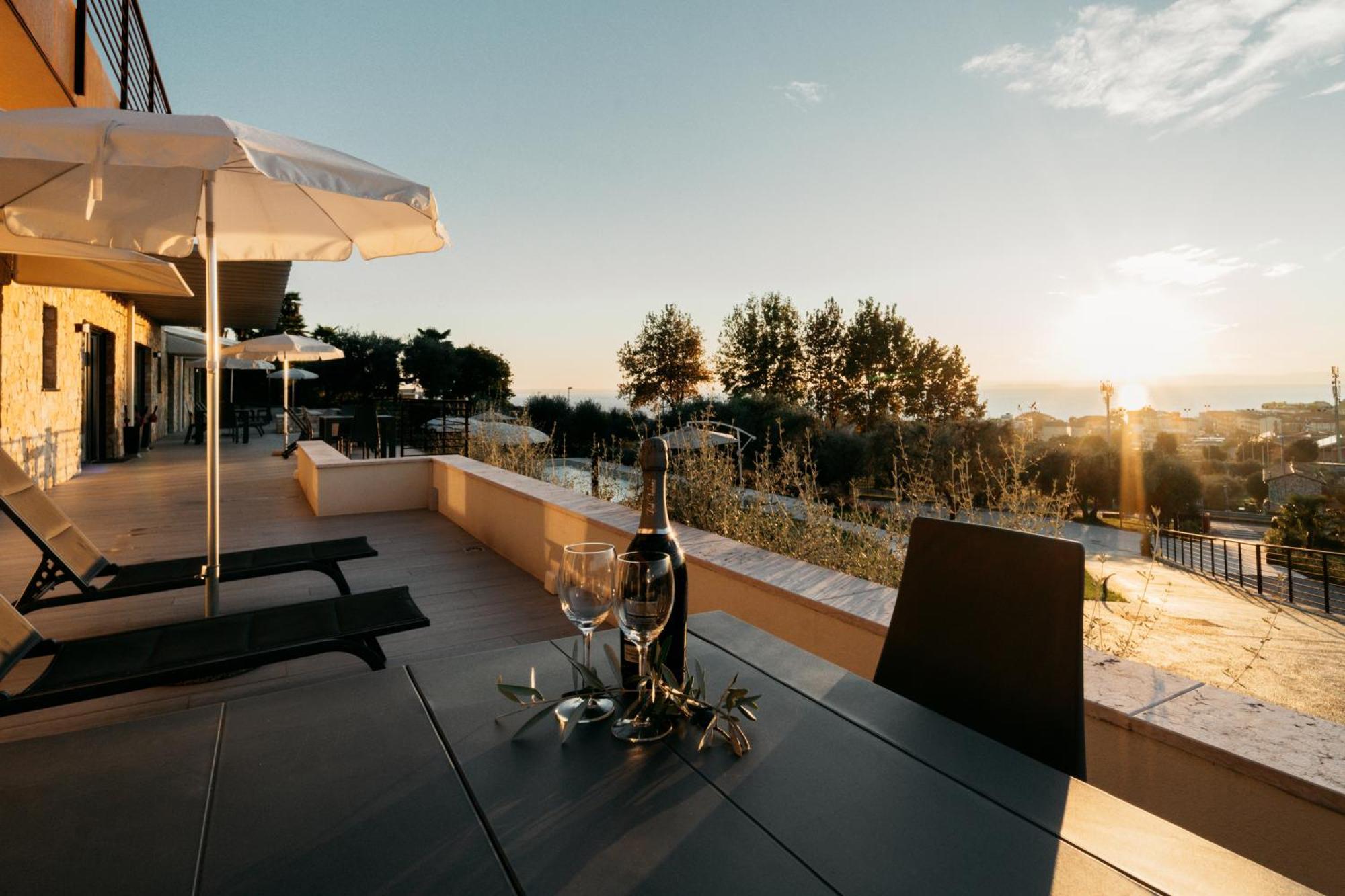 Apartments Monsurei, Lake View Бардолино Экстерьер фото